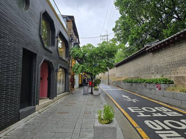 - 차량 통행 금지라 걷기 좋았던 서순라길