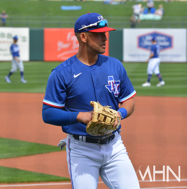 (텍사스 1루수 였던 네이트 로우. 지난 겨울 워싱턴으로 트레이드 됐다)