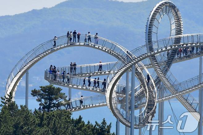 2일 경북 포항시 북구 환호공원 스페이스워크를 찾은 관광객들이 화창한 날씨 속에 즐거운 시간을 보내고 있다. 2025.5.2/뉴스1 ⓒ News1 최창호 기자