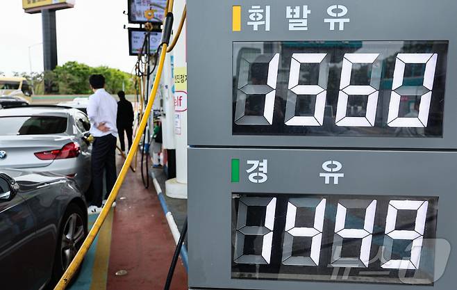 27일 서울 서초구 경부고속도로 만남의광장 주유소에 시민들이 주유를 하고 있다. 2025.4.27/뉴스1 ⓒ News1 김도우 기자