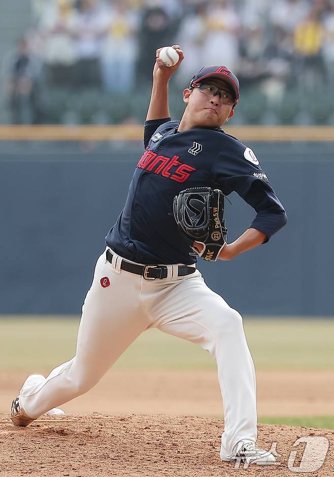 23일 서울 송파구 잠실야구장에서 열린 '2025 신한 SOL 뱅크 KBO리그' 롯데 자이언츠와 LG 트윈스의 경기, 롯데 선발 박세웅이 5회말 등판해 힘차게 공을 던지고 있다.2025.3.23/뉴스1 ⓒ News1 김진환 기자