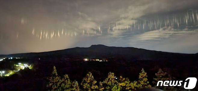 2022년10월26일 저녁 제주 곳곳에서 밤하늘을 수놓은 빛기둥이 관측됐다. 제주기상청은 어선의 밝은 집어등 빛이 5~6㎞ 상공의 상층운에 반사돼 빛기둥 현상이 발생한 것으로 보인다고 설명했다.(난대아열대연구소 제공)2022.10.26/뉴스1 ⓒ News1 강승남 기자