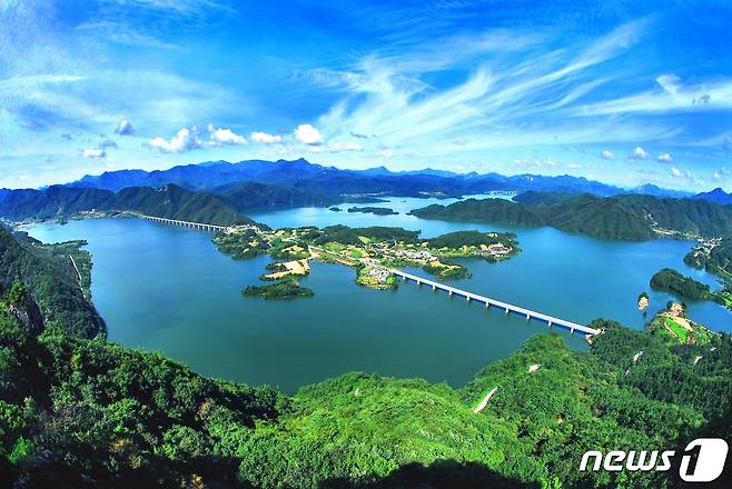 (진안=뉴스1) 김동규 장수인 기자 = 한국수자원공사가 용담댐에 수상태양광을 설치하려는 것과 관련해 사업구조를 바꾸려는 움직임을 보이고 있다./뉴스1