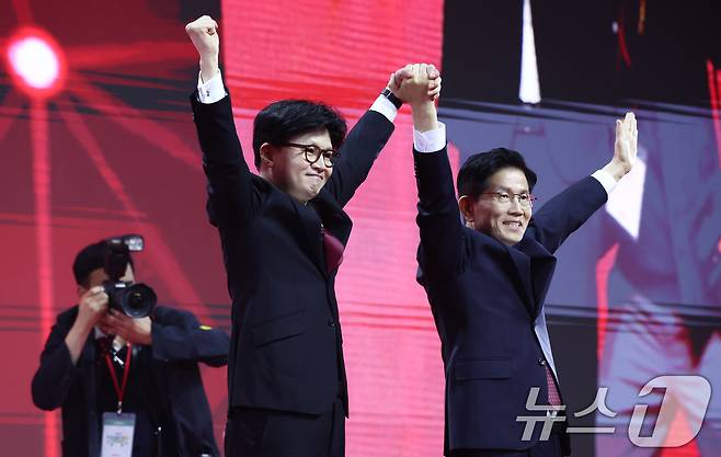 국민의힘 김문수, 한동훈 대선 경선 후보가 3일 경기 고양시 킨텍스에서 열린 5차 전당대회에서 손을 맞잡고 기념촬영을 하고 있다. 2025.5.3/뉴스1 ⓒ News1 김민지 기자