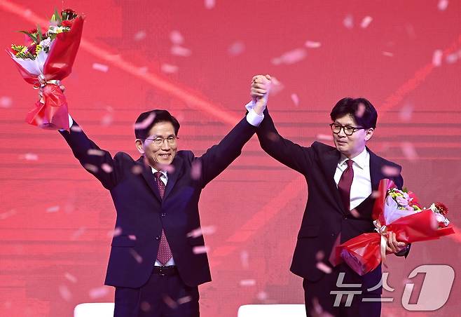 김문수 국민의힘 대통령 후보가 3일 경기 고양시 킨텍스에서 열린 5차 전당대회에서 최종 후보로 확정된 뒤 두손을 번쩍 들고 있다. 오른쪽은 한동훈 대선 경선 후보. (공동취재) 2025.5.3/뉴스1 ⓒ News1 이광호 기자