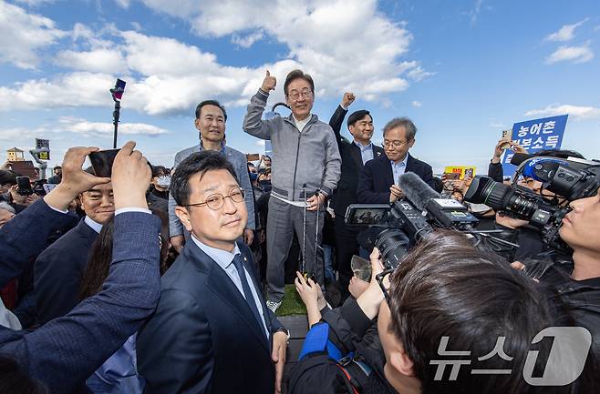 '골목골목 경청투어 : 동해안벨트편'에 나선 이재명 더불어민주당 대통령 후보가 3일 오후 강원 삼척시 삼척해수욕장에서 시민들에게 발언하기 전 엄지를 들어보이고 있다. 2025.5.3/뉴스1 ⓒ News1 이재명 기자