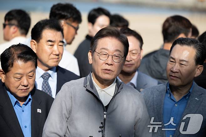 '골목골목 경청투어 : 동해안벨트편'에 나선 이재명 더불어민주당 대통령 후보가 3일 오후 강원 삼척시 삼척해수욕장에서 지지자들과 인사를 나눈 후 백브리핑을 하고 있다. 2025.5.3/뉴스1 ⓒ News1 이재명 기자