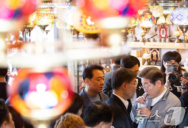 '골목골목 경청투어 : 동해안벨트편'에 나선 이재명 더불어민주당 대통령 후보가 3일 오후 강원 강릉시 강릉카페거리에 위치한 한 카페에서 주문한 음료를 마시고 있다. 2025.5.3/뉴스1 ⓒ News1 이재명 기자