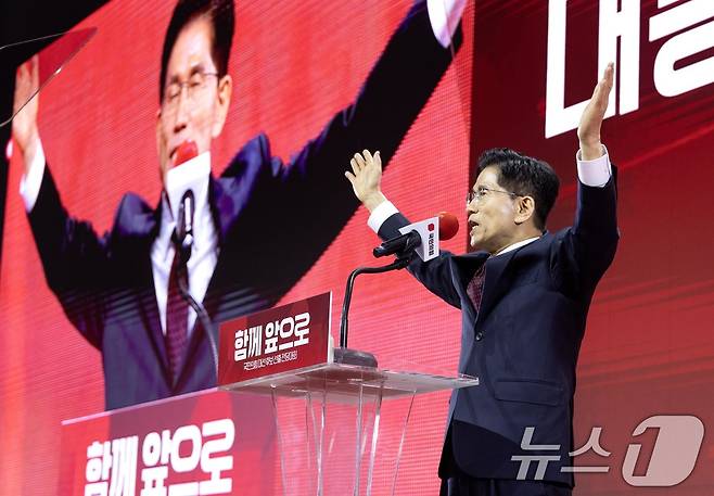 김문수 국민의힘 대통령 후보가 3일 경기 고양시 킨텍스에서 열린 5차 전당대회에서 최종 후보로 확정된 뒤 수락연설을 하고 있다. (공동취재) 2025.5.3/뉴스1 ⓒ News1 김민지 기자