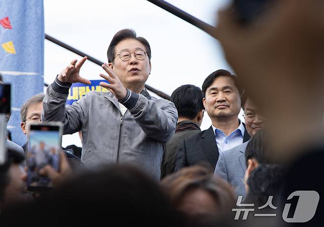 '골목골목 경청투어 : 동해안벨트편'에 나선 이재명 더불어민주당 대통령 후보가 3일 오후 강원 삼척시 삼척해수욕장에서 시민들을 향해 발언하고 있다. 2025.5.3/뉴스1 ⓒ News1 이재명 기자