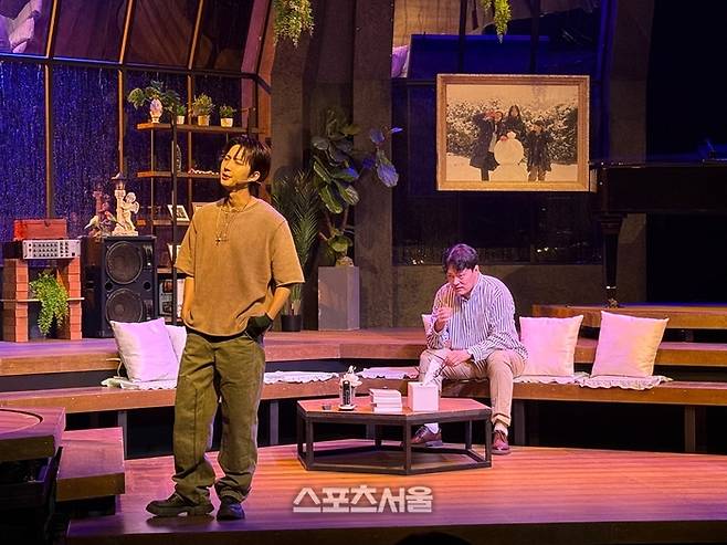 후이가 29일 뮤지컬 ‘사랑은 비를 타고’ 프레스콜에서 김형묵과 함께 대표 넘버 ‘형은 늘 그런 식이야’를 시연하고 있다. 사진 | 표권향 기자 gioia@sportsseoul.com