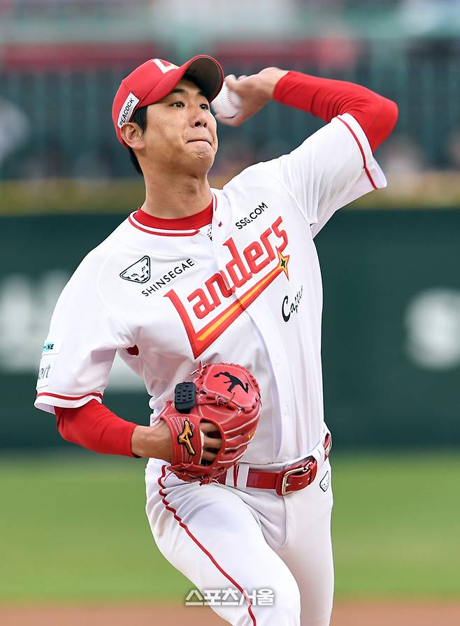 SSG 이숭용 감독이 최근 부진한 김광현에 ‘무한 신뢰’를 보냈다. 여전히 ‘에이스’ 김광현을 믿는다. 문학 | 박진업 기자 upandup@sportsseoul.com