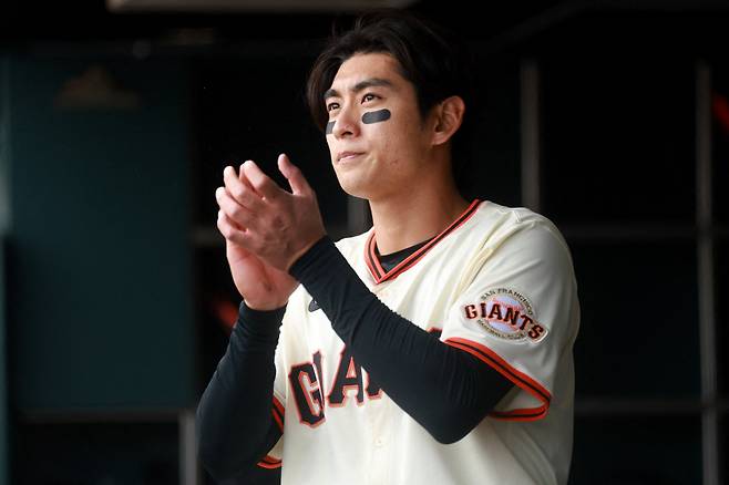 "이정후가 샌프란시스코 깜짝 선전의 촉매제가 됐다."

 '바람의 손자' 이정후(27·샌프란시스코 자이언츠)가 일으킨 바람이 메이저리그(MLB) 전체를 뒤흔드는 태풍이 됐다. 이제 MLB에서 'Jung Hoo Lee'를 모르는 사람이 없다. 심지어 MLB 각 구단 최고위층도 이정후가 샌프란시스코의 기대 밖 선전을 이끌고 있는 주역이라고 인정했다. 덕분에 한국 야구의 위상도 한층 높이 치솟게 됐다.

<저작권자(c) 연합뉴스, 무단 전재-재배포, AI 학습 및 활용 금지>