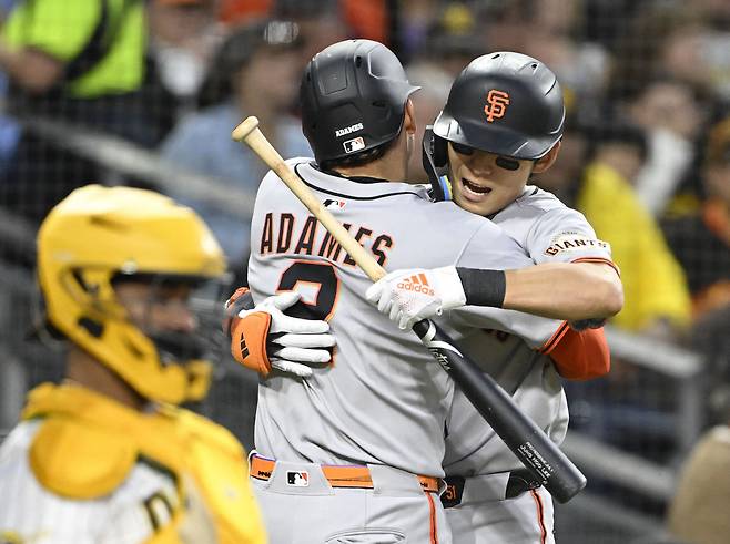 "이정후가 샌프란시스코 깜짝 선전의 촉매제가 됐다."

 '바람의 손자' 이정후(27·샌프란시스코 자이언츠)가 일으킨 바람이 메이저리그(MLB) 전체를 뒤흔드는 태풍이 됐다. 이제 MLB에서 'Jung Hoo Lee'를 모르는 사람이 없다. 심지어 MLB 각 구단 최고위층도 이정후가 샌프란시스코의 기대 밖 선전을 이끌고 있는 주역이라고 인정했다. 덕분에 한국 야구의 위상도 한층 높이 치솟게 됐다.

<저작권자(c) 연합뉴스, 무단 전재-재배포, AI 학습 및 활용 금지>