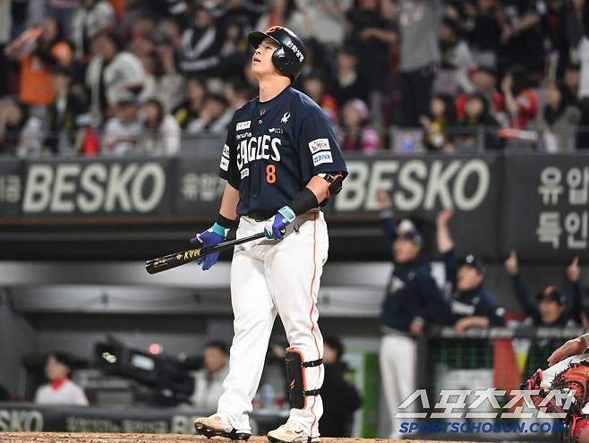 2일 광주KIA챔피언스필드에서 열린 한화와 KIA의 경기, 연장 11회초 한화 노시환이 솔로홈런을 치고 타구를 바라보고 있다. 광주=허상욱 기자