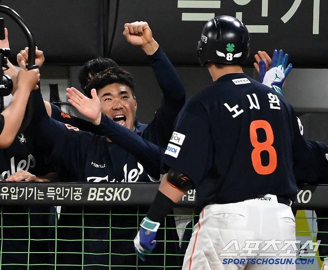 4번타자를 향해 두 팔을 들어올린 이재원의 환호
