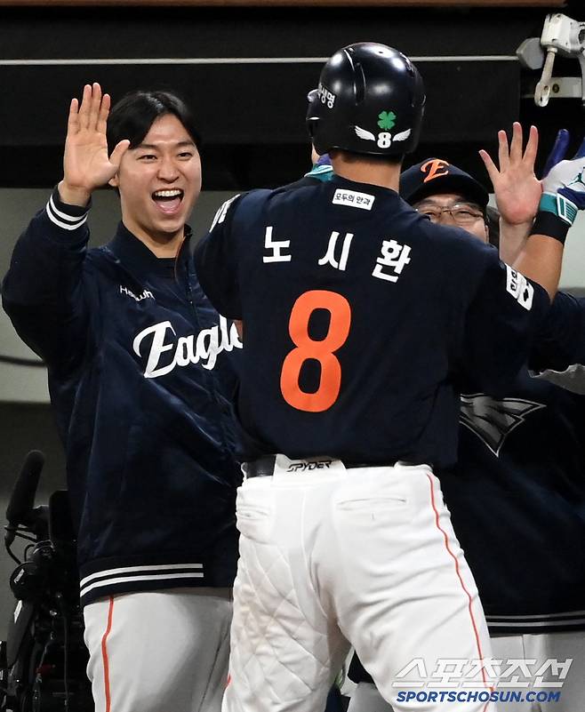 노시환의 홈런을 기다렸던 엄상백의 미소