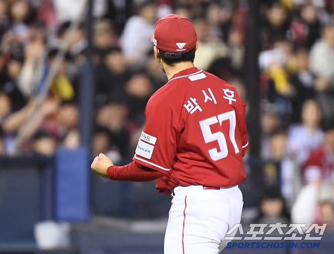 2일 서울 잠실구장에서 열린 SSG-LG전. 6회와 7회를 무실점으로 막은 박시후가 환호하고 있다. 잠실=정재근 기자 cjg@sportschosun.com/2025.5.2/
