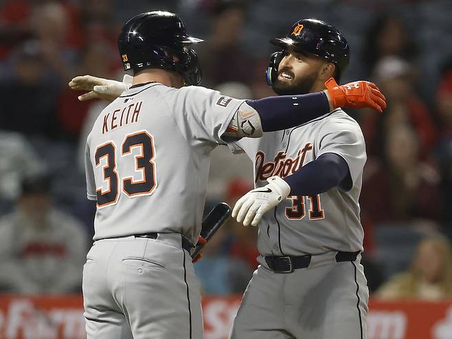 MLB 사상 최초로 9회 한 이닝에만 2개의 홈런을 친 타자가 등장했다. 바로 디트로이트 타이거스의 외야수 라일리 그린(25)이다.

그린은 3일(이하 한국시각) 미국 캘리포니아주 애너하임 에인절스타디움에서 열린 2025 MLB 정규리그 LA에인절스와의 원정경기에 4번 지명타자로 선발 출전해 'MLB 최초기록'을 수립했다. 9회초 공격에서 두 번이나 타석에 나와 모두 홈런을 날렸다. 그린의 놀라운 홈런쇼를 앞세운 디트로이트는 9회초 공격에서만 8점을 쏟아부으며 9대1로 승리했다.

<저작권자(c) 연합뉴스, 무단 전재-재배포, AI 학습 및 활용 금지>