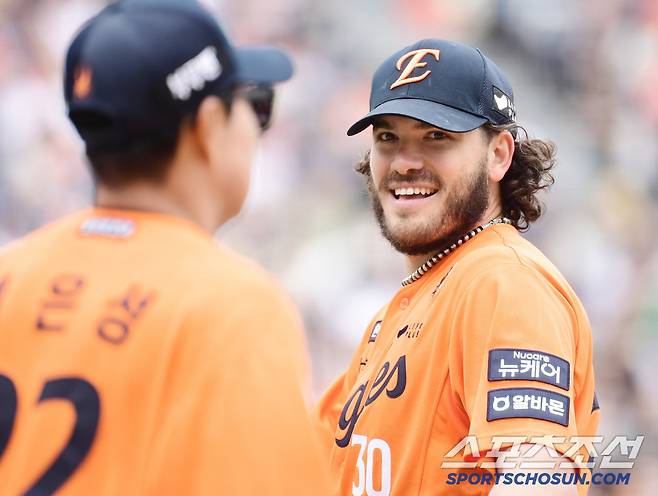 27일 대전 한화생명볼파크에서 열린 한화와 KT의 경기. 5회 채은성 호수비에 미소 짓는 한화 폰세. 대전=송정헌 기자songs@sportschosun.com/2025.04.27/