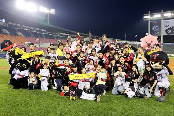 LG 임찬규가 3일 MVP로 선정된 후 직관 팬들과 이벤트 단체 사진을 촬영했다. 사진제공=LG트윈스