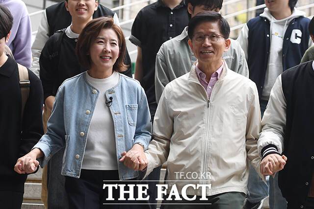 나경원(왼쪽) 국민의힘 의원이 지난달 30일 김문수 대선 경선 후보에 대해 지지를 선언했다. 사진은 지난 나 의원과 김 후보가 지난달 12일 서울 동작구에 있는 중앙대학교를 방문해 학생들과 함께한 모습. /장윤석 기자