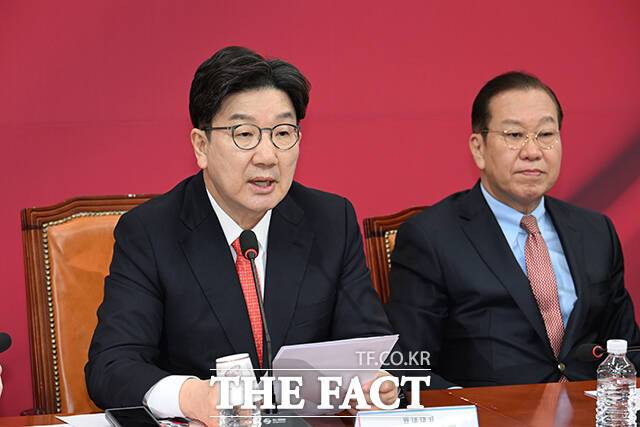 국민의힘 대통령 선거 최종 후보 선정을 위한 경선 일정이 막바지에 접어들었다. 당 지도부는 본선에 앞서 경선 과정에서 흩어졌던 보수층의 지지를 모으는 '단결 전략'에 나설 것으로 보인다. 사진은 권성동 국민의힘 원내대표(왼쪽), 권영세 국민의힘 비상대책위원장. /박헌우 기자