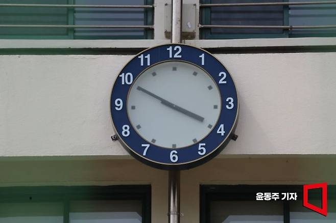 2023년 폐교된 화양초등학교 시계가 멈춰있다. 윤동주 기자