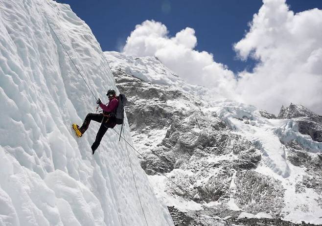 에베레스트산 빙벽을 등반 중인 산악전문가. 로이터연합뉴스