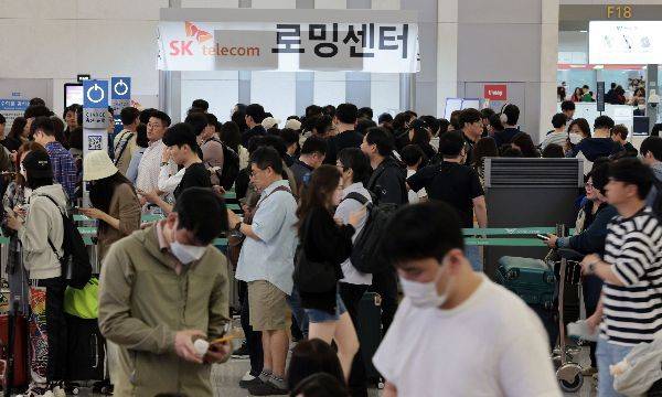 1일 인천국제공항 제1여객터미널 출국장 내 SK텔레콤 로밍센터에서 출국자들이 유심 교체를 위해 줄을 서고 있다. 연합뉴스