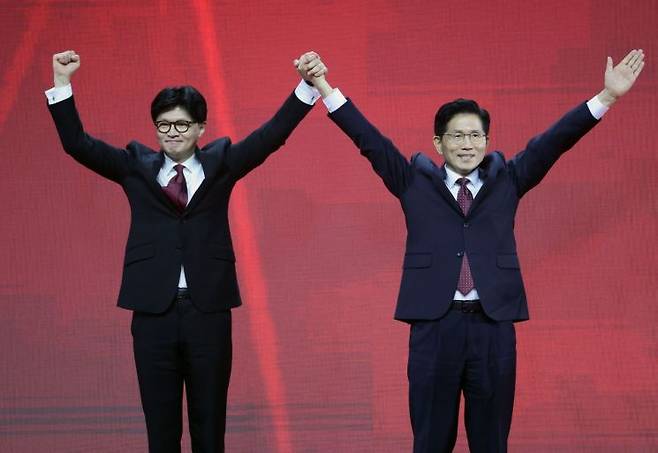 국민의힘 한동훈·김문수 대선 경선 후보가 3일 경기 고양시 킨텍스에서 열린 국민의힘 최종 대선 후보 선출을 위한 전당대회에서 인사하고 있다. 연합뉴스