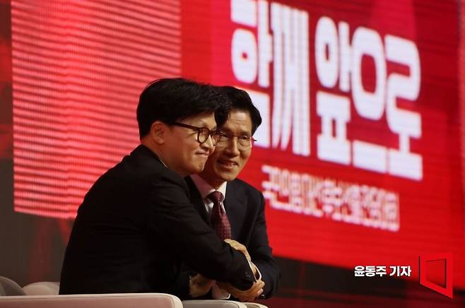 김문수 국민의힘 대통령 후보가 3일 경기 고양시 킨텍스에서 열린 5차 전당대회에서 최종 후보로 확정된 뒤 한동훈 후보와 악수하고 있다. 2025.05.03 윤동주 기자