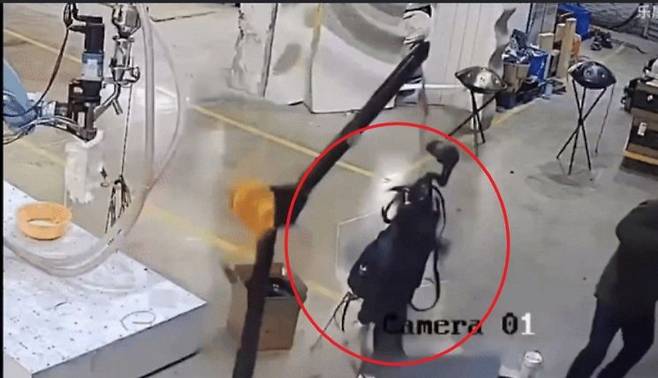 중국의 한 연구소에서 휴머노이드 로봇이 마음대로 움직이자 놀란 연구원이 몸을 피하고 있다. SOH 캡처