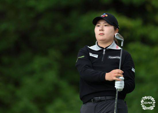 홍정민이 크리스에프앤씨 제47회 KLPGA 챔피언십 3라운드 12번 홀에서 티샷을 하고 있다. KLPGA