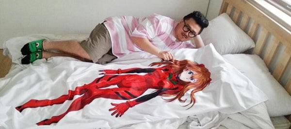 2014년 가수 데프콘이 ‘에반게리온’의 아스카 캐릭터가 그려진 침대 시트 사진을 공개해 ‘덕밍아웃’ 했다. 성소수자의 커밍아웃이 아닌 한국식 '밍아웃'의 원조로 여겨진다. 덕밍아웃의 소재는 주로 일본 애니메이션 등 하위 문화다. /유튜브