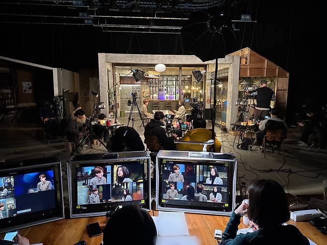 예능 프로그램 '꼬리에 꼬리를 무는 그날 이야기' 녹화 현장. 멀리 개그우먼 장도연과 배우 임세미가 보이는 가운데, 서른 명이 넘는 스태프가 각자 맡은 일을 하고 있었다. /SBS 제공