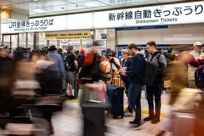일본 교토역에 모인 외국인 관광객들. 기사 내용과는 무관한 사진. /AFP 연합뉴스
