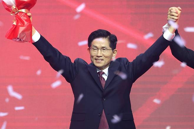 제21대 대통령선거 국민의힘 후보자로 선출된 김문수 후보가 3일 경기 고양시 킨텍스에서 열린 5차 전당대회에서 꽃다발을 들고 인사하고 있다./뉴스1