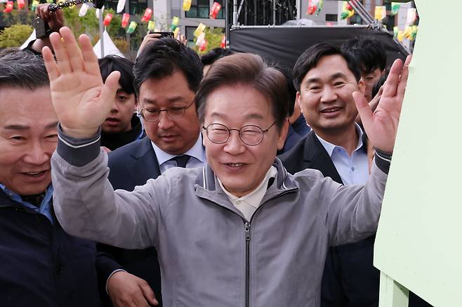 민심을 청취하는 '경청 투어'에 나선 이재명 더불어민주당 대선후보가 3일 강원도 태백시 장성중앙시장에서 상인에게 인사하고 있다./뉴시스