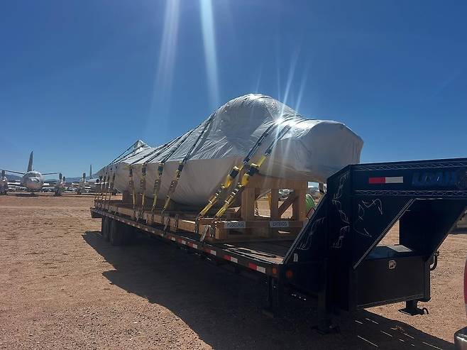 미 공군의 항공기 뼈무덤에서 인출돼 우크라이나로 수송되는 F-16 비운용 기체. 날개와 레이돔 등이 분해된 상태로 수축 포장됐다. 우크라이나 공군이 운용하는 F-16 전투기의 예비 부품 충당 목적으로, 미국이 처음 제공하는 것이다. /X