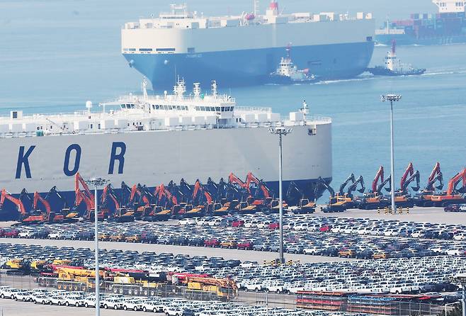 1일 경기도 평택항에 수출용 차량이 세워져 있는 모습. /연합뉴스