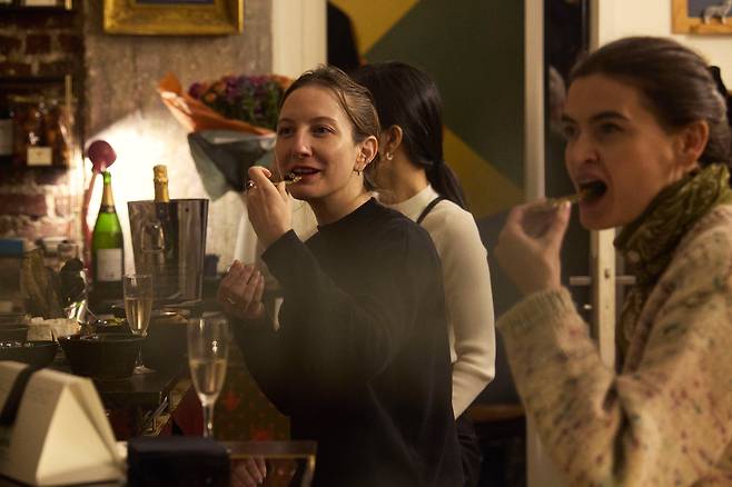 프랑스 퐁피두 센터 앞에서 현지인들이 바삭(VASAK) 김부각을 시식하고 있는 모습. /VASAK