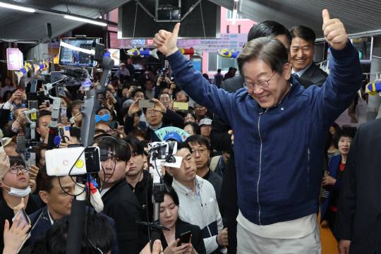 이재명더불어민주당 대선 후보가 '골목골목 경청투어' 접경지역 방문 이틀째인 2일 강원도 고성군 거진 전통시장에서 엄지 손가락을 치켜세우며 주민들에게 인사하고 있다. 연합뉴스
