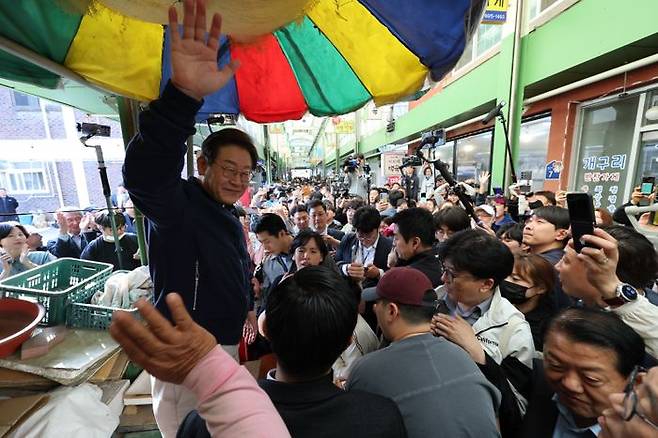 이재명 더불어민주당 대선 후보가 '골목골목 경청투어' 접경지역 방문 이틀째인 2일 강원도 인제군 원통전통시장에서 주민들에게 손 인사를 하고 있다. ⓒ뉴시스