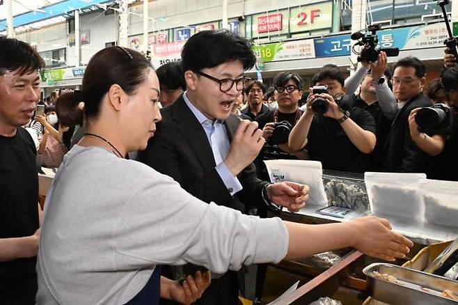 한동훈 21대 대선 국민의힘 경선 후보가 2일 오전 경남 창원시 마산어시장을 방문한 취재진의 질문에 답하고 있다. ⓒ뉴시스