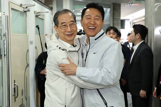 21대 대선에 출마한 한덕수 전 국무총리(왼쪽)가 2일 서울 종로구 주민공동시설 '새뜰집' 온기창고에서 오세훈 서울시장과 포옹하고 있다. (공동취재) ⓒ뉴시스