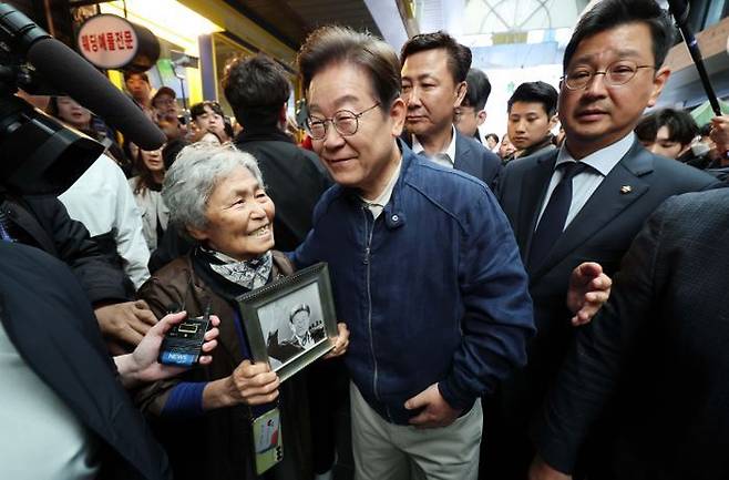 이재명 더불어민주당 대선 후보가 '골목골목 경청투어' 접경지역 방문 이틀째인 2일 강원도 인제군 원통전통시장에서 주민들에게 손 인사를 하고 있다. ⓒ뉴시스