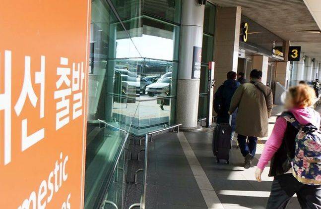 제주국제공항에서 관광객들이 출발장으로 향하고 있다. (사진 내용과 직접적 관련 없음). ⓒ 뉴시스