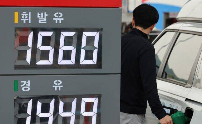 서울시내 한 주유소에 기름 판매 가격이 표시돼 있다. ⓒ 뉴시스