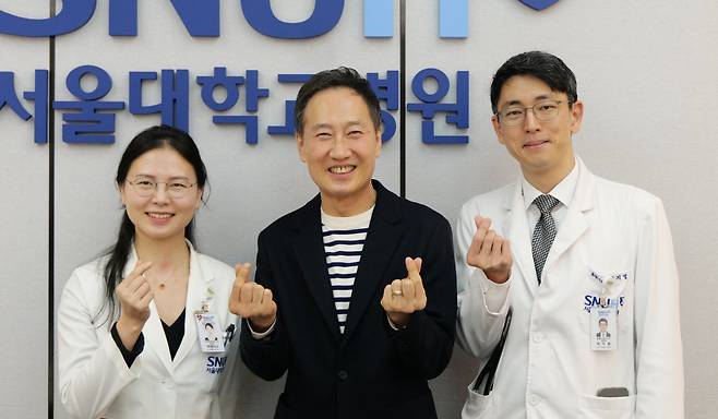 가수 유열 씨(가운데)는 폐섬유증으로 8년 넘게 투병하다 서울대병원에서 폐 이식 수술을 받고 건강을 되찾았다. 박샘이나 서울대병원 심장혈관흉부외과 교수(왼쪽)가 수술을 집도했고 박지명 호흡기내과 교수(오른쪽)는 내과 진료를 맡고 있다. 서울대병원 제공
